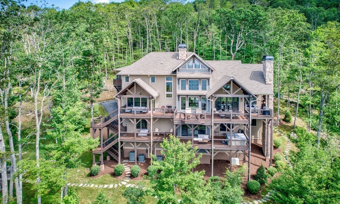 Banner Elk House | Boulder Creek at Eagles Nest - Huge Custom Home - Hot tub - Live Like A King!