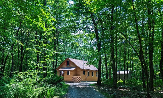 Friendsville Cabin | Boulder Ridge Cabin -a private chalet in the woods