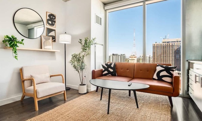 Downtown Phoenix Apartment | Boulevard Stays Downtown Highrise STU Sky Pool, Parking, Gym 09