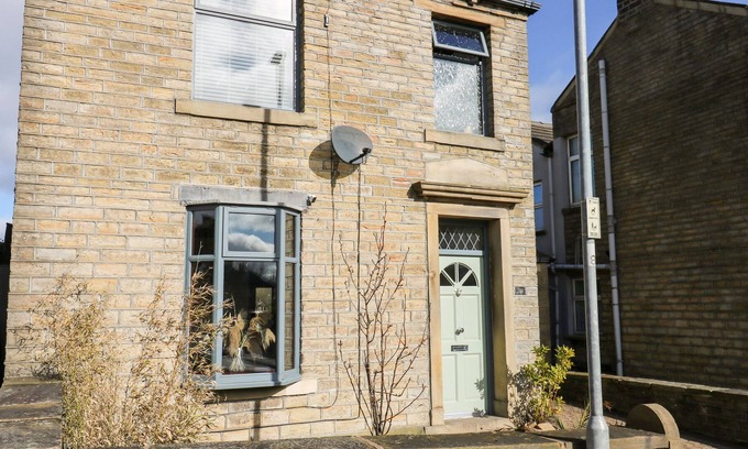 Ainley Top Cottage | BOUNDARY COTTAGE, pet friendly, character holiday cottage in Golcar