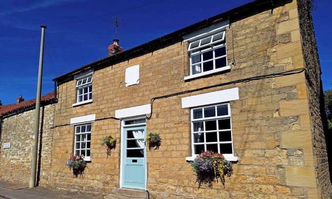 Allerston Cottage | BOUNDCLIFFE FARM, pet friendly, with open fire in Allerston