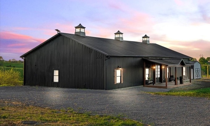 Lancaster House | Bourbon Barndominium Bonanza! Golf Simulator+Theater+Hot Tub+Sports Bar+Arcade