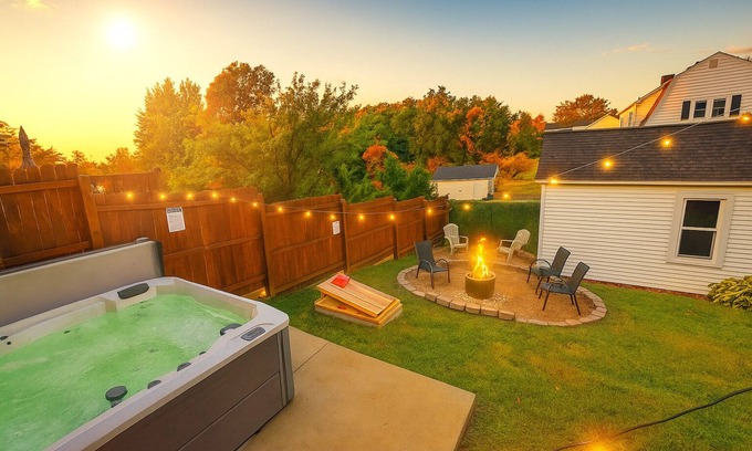 Springfield House | Bourbon & Beyond Sep Specials+ Fire Pit+ Hot Tub!
