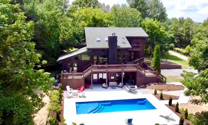 Buechel House | Bourbon Country Lodge 5 Acre Resort Pool+Hot Tub