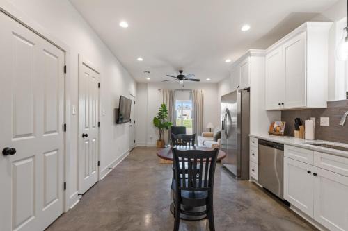 Lafayette Apartment | Bourbon House King Bed Luxury Amenities Fast WiFi