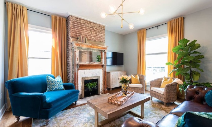 Deer Park House | Bourbon Retreat: 4 King, 5.5 Baths, Walk to Dining