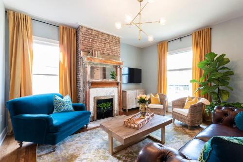 Deer Park House | Bourbon Suites -Foodies -Bourbon -2 Living Rooms