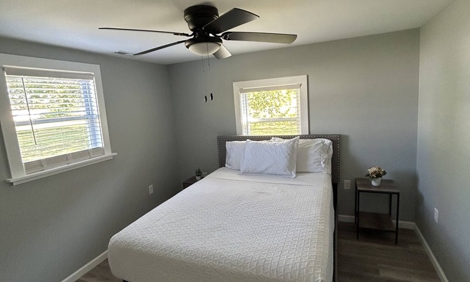 Shepherdsville House | Bourbon Trail Bungalow-fast WiFi, low cleaning fee, lots of parking, fenced in