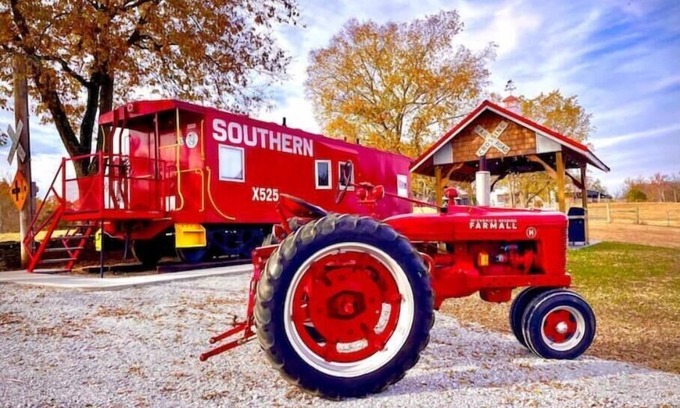 Lawrenceburg House | Bourbon Trail: Caboose on the Farm