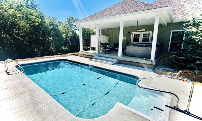 Springfield House | Bourbon Trail POOL Zone! HotTub! Pool Table! Ping Pong! Golden Tee! Big Yard!