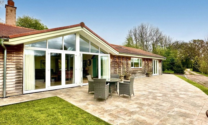 Worlington House | Bourne Lodge - Two Bedroom House, Sleeps 4