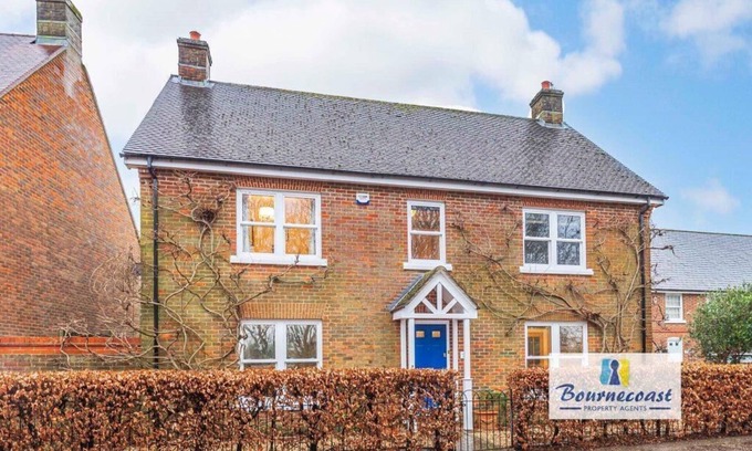 Bournemouth House | BOURNECOAST: Beautiful family home with garden and parking by the river - HB1522