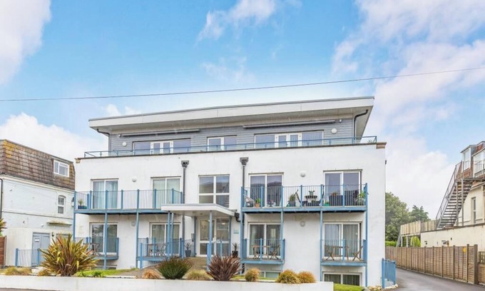 Southbourne Apartment | Bournecoast: Modern apartment with two balconies close to sandy beaches - FM9632