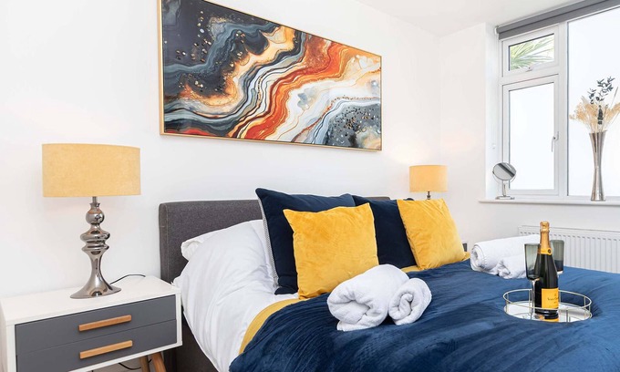 Southbourne Apartment | BOURNECOAST: NEAR BEACH AND RIVER, MODERN APARTMENT WITH SKY TV PACKAGE - FM6102