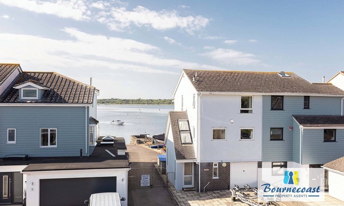 Mudeford House | Bournecoast: Three bedroom townhouse with garden and harbour views - HB9602