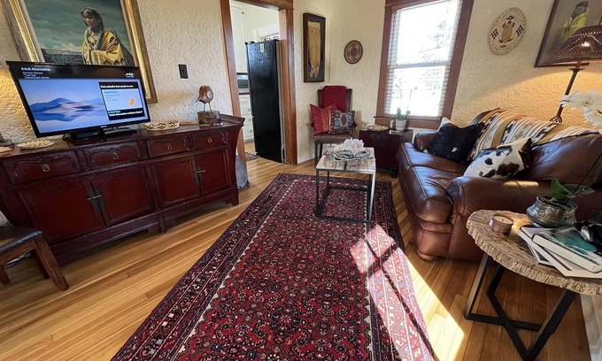 Sam Hughes Cottage | Boutique 1920's Sam Hughes Carriage House ~ Villa Blanca Tortuga & Walk to UA