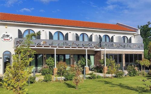 Douazeci si Trei August House | Boutique 23