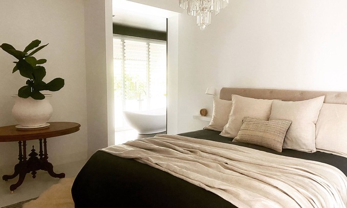 Leopold House | Boutique Accomodation- Close to Wineries and Beaches