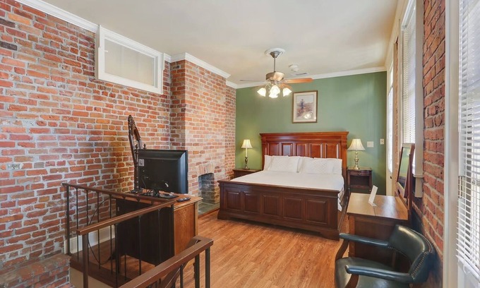 French Quarter Hotel | Boutique Balcony Suite in NOLA’s Heart – Classic Vibe + Modern Comfort