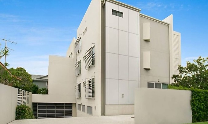 Mermaid Beach Condo | Boutique beach apartment, 400m walk to GC's best beach, restaurants, bars.