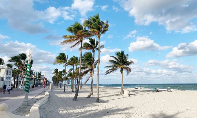 Hollywood Lakes Condo | Boutique Beach Condo on the Hollywood Intercoastal Waterway. Dock your boat