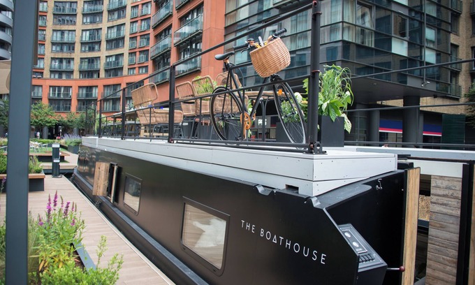 Hackney Boat Rental | Boutique boat hotel moored on the Floating Pocket Park in West London.