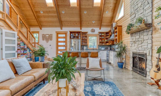 Long Beach Cabin | Boutique Cabin. Beautiful. Luxurious. Hot Tub. Path to Beach.
