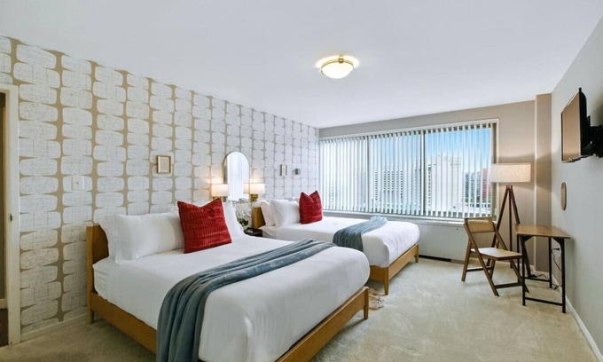 Aurora Highlands Apartment | Boutique DCA Penthouse-Sleeps 7