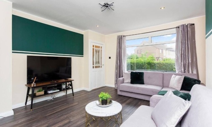 Niddrie House | Boutique Edinburgh 3 bed house - Parking - Garden
