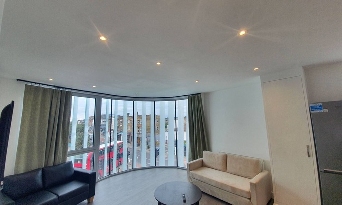 Canbury Apartment | Boutique Vertigo Apartment Central Kingston/london