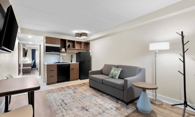 Tinton Falls Apartment | Boutique hotel offers modern amenities and upscale luxury suites with kitchens.