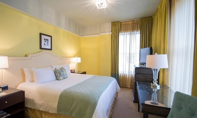 Goose Hollow Hotel | Boutique Hotel with Art, History, and Style in Portland! Enjoy On-site Bar!