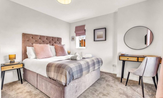 Bletchley House | Boutique House Excellent Location Free Parking