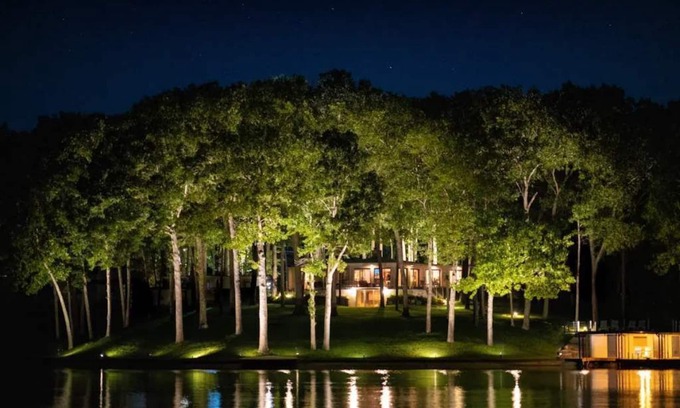 Effingham House | Boutique Lake-Side Home with Magical Views