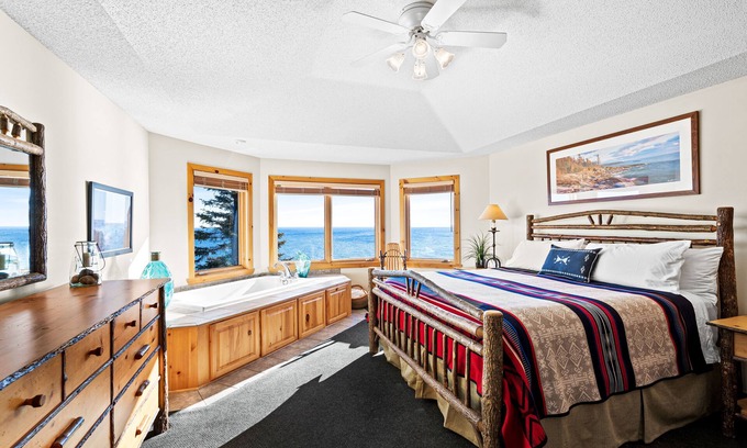 Beaver Bay House | Boutique Luxury On Lake Superior! Stunning Views Sunrise/Moon Waves Romantic