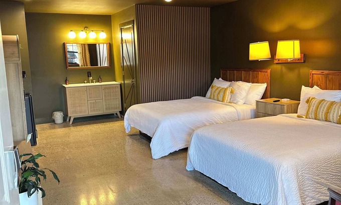 Lawrenceburg Hotel | Boutique Motel with cozy nature inspired mid century design