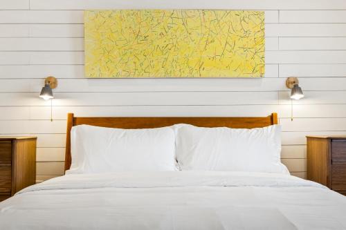 North Downtown Hotel | Boutique Room steps from Downtown Mall Rose Jean Room 1