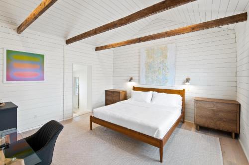 North Downtown Hotel | Boutique Room steps from Downtown Mall Rose Jean Room 3