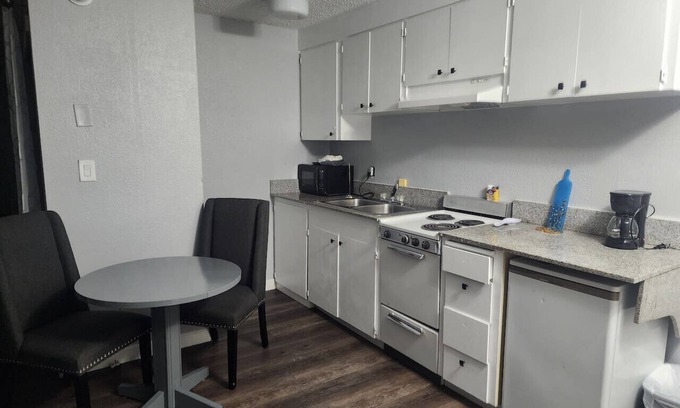 West Hills Apartment | Boutique Room with Kitchen -Naval Suites -227