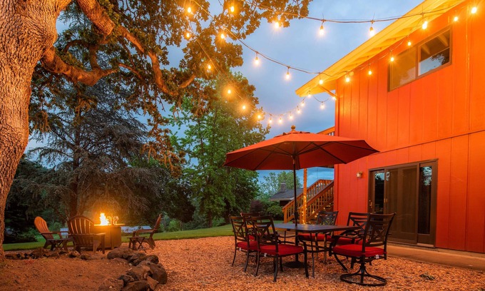 McMinnville Apartment | Boutique Stay in Wine Country 2 King Beds, Deck, Fire Table, Near Wineries