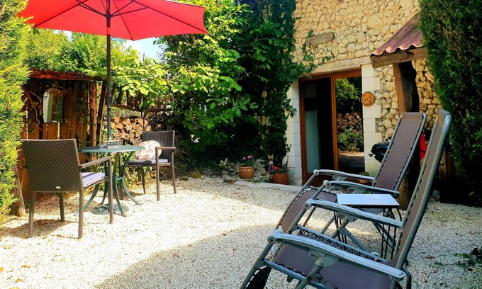 Saint-Paul-Lizonne Apartment | Boutique studio with characterful decor, private pool pool & holistic therapies.