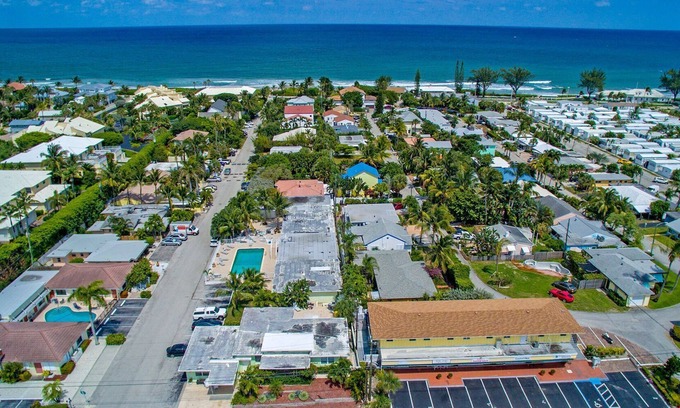 Ocean Ridge Apartment | Boutique Style Apartment with Pool 200 meters from the beach