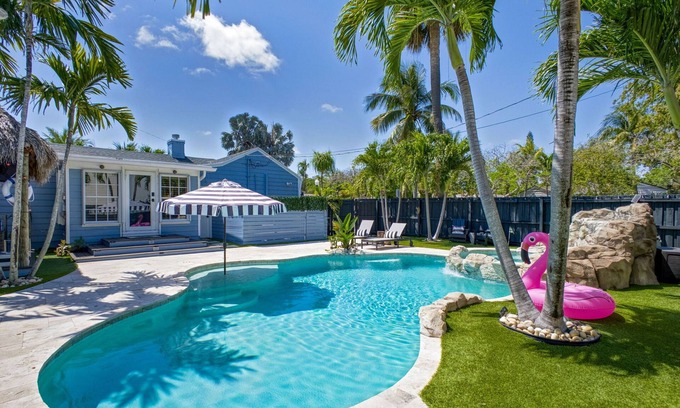 Sunshine Park House | BoutiquenBungalow/KING Beds/Pool/Tiki/BBQ/Resort