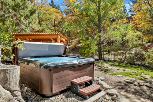 Upper Moonridge Ski Chalet | Bow Canyon Chalet by Big Bear Vacations Hot Tub Ultra Modern Resort Chalet Mins To Lifts
