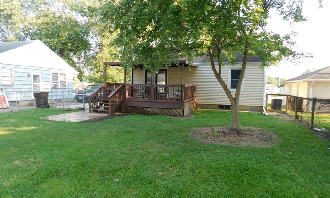 East Peoria House | Bow Wow-Meow! Fenced Yard-5 min to Downtown Peoria