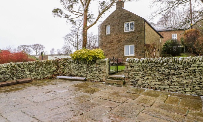 Chapel en le Frith Cottage | BOWDEN HEAD FARMHOUSE COTTAGE, pet friendly in Chapel-En-Le-Frith