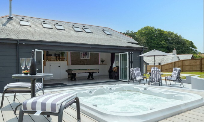 Liskeard House | Bowjy - Four Bedroom House, Sleeps 8