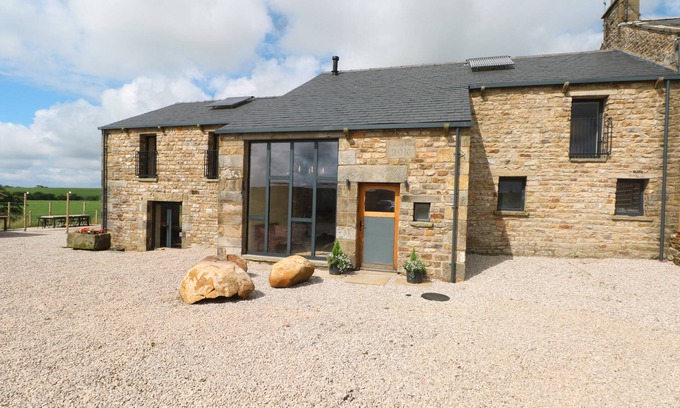 Lancaster House | BOWLAND BARN, pet friendly, with hot tub in Lancaster