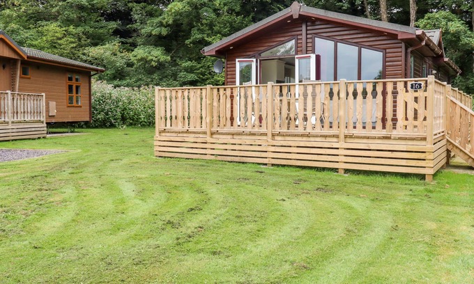 Knott End-on-Sea Cottage | BOWLAND LAKES LEISURE VILLAGE LODGE 16, pet friendly in Scorton
