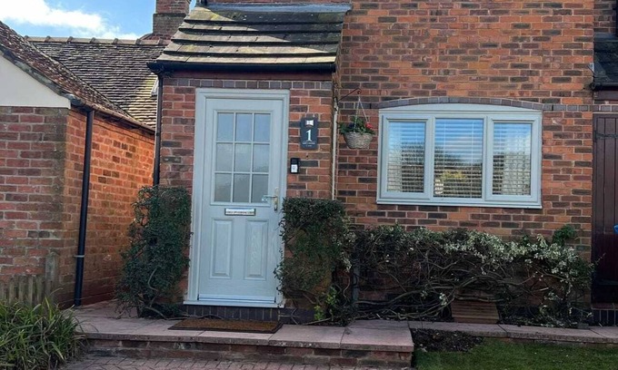 Wheaton Aston Cottage | BOWLING GREEN COTTAGE, Pet friendly, country village location, Sleeps 6